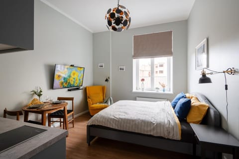 Bed, TV and multimedia, Living room, Seating area, Evening entertainment