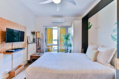 Bed, TV and multimedia, air conditioner