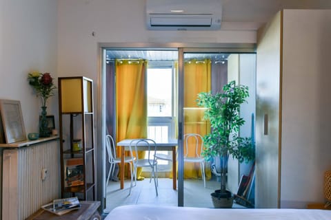Seating area, Dining area, air conditioner