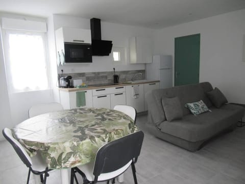 Living room, Seating area, Dining area, minibar, pet friendly, stove