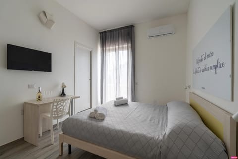 TV and multimedia, Photo of the whole room, Bedroom