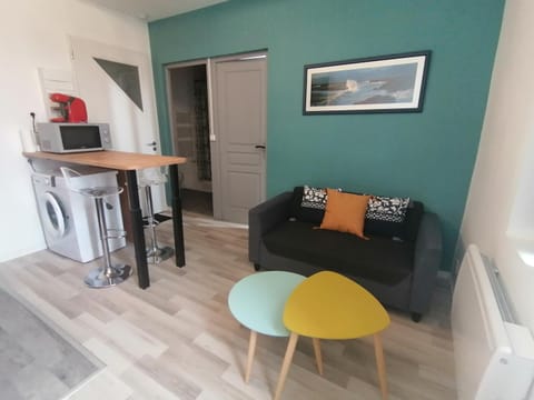 Living room, Seating area, Dining area, pet friendly, washing machine
