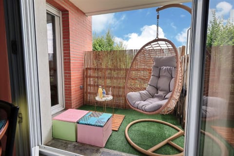 Patio, Day, Balcony/Terrace, Time of day