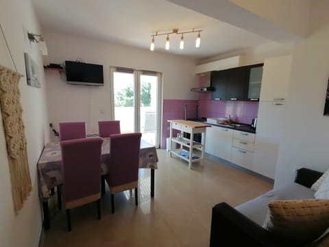 Communal lounge/ TV room, TV and multimedia, Kitchen or kitchenette, Living room, Seating area, Dining area, Evening entertainment, pet friendly, stove