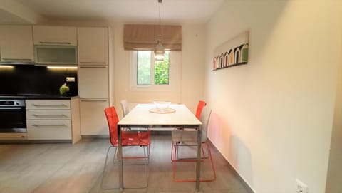 Kitchen or kitchenette, Dining area, pet friendly, stove, air conditioner