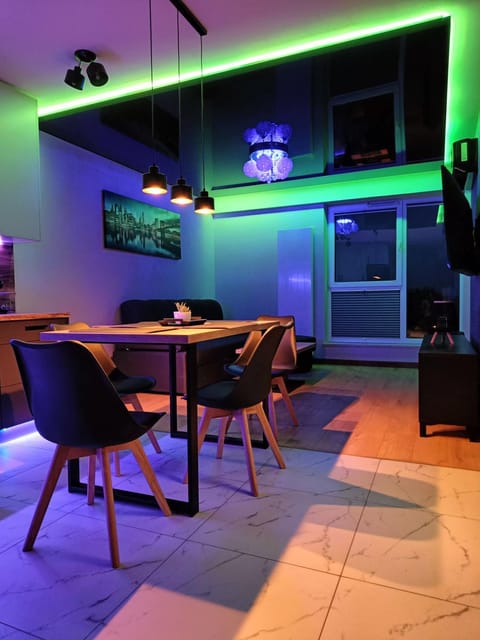 Communal lounge/ TV room, TV and multimedia, Kitchen or kitchenette, Living room, Seating area, Dining area, Evening entertainment