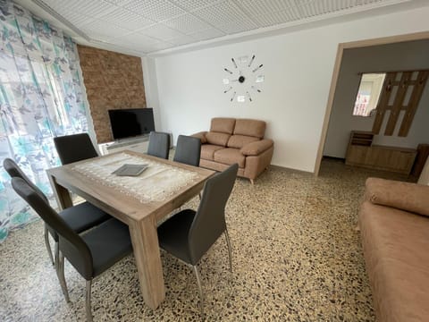 TV and multimedia, Living room, Seating area, Dining area