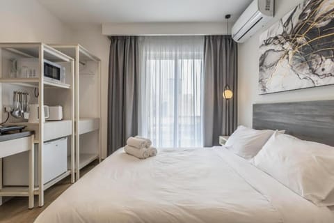 Bed, Kitchen or kitchenette, Photo of the whole room, Bedroom, minibar, towels, air conditioner