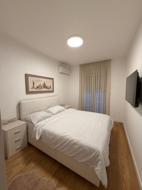Bed, TV and multimedia, Bedroom, air conditioner