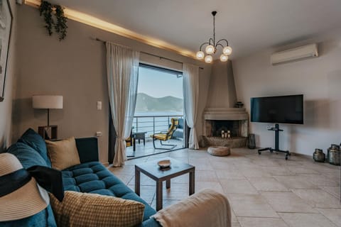 Communal lounge/ TV room, TV and multimedia, Living room, Seating area, Sea view, air conditioner