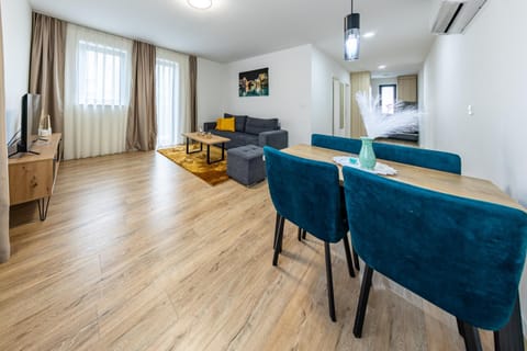 TV and multimedia, Living room, Seating area, Dining area