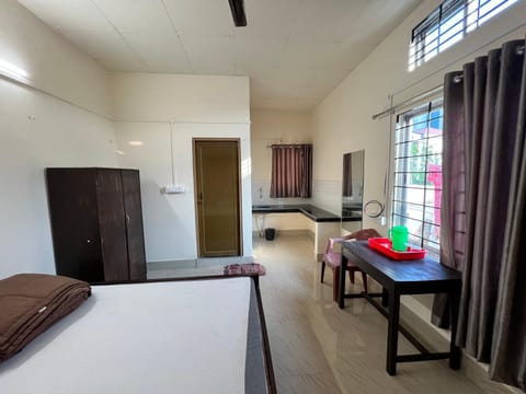 Photo of the whole room, Bedroom, wardrobe