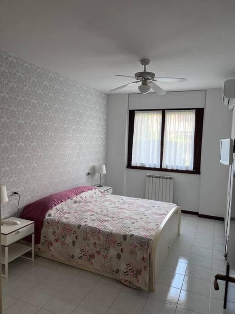 Bed, Photo of the whole room, Bedroom, fireplace