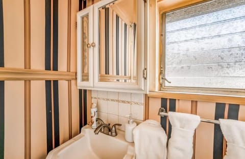 Near Shopping & Dining- Magic in Midtown- Unit A House in Memphis