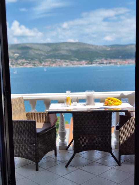 Day, View (from property/room), Balcony/Terrace, Seating area, Mountain view, Sea view