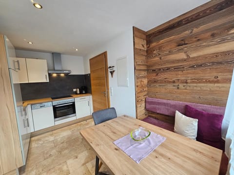 Coffee/tea facilities, Kitchen or kitchenette, Seating area, Dining area, dishwasher, stove, stove, kitchen, kitchen