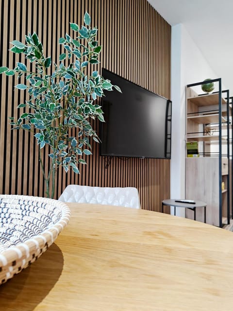 TV and multimedia, Decorative detail, Seating area, Dining area