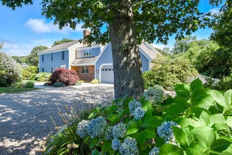 Beautiful Spacious Family Retreat w Pool House in North Eastham