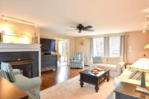 Beautiful Spacious Family Retreat w Pool House in North Eastham