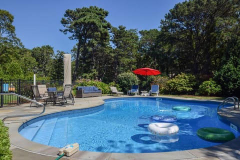 Beautiful Spacious Family Retreat w Pool House in North Eastham