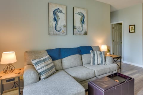 Mount Pleasant Condo with Pool and Bikes Near Beach! Apartment in Isle of Palms