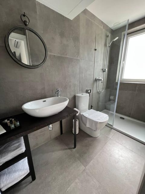 Shower, Toilet, Bathroom, towels