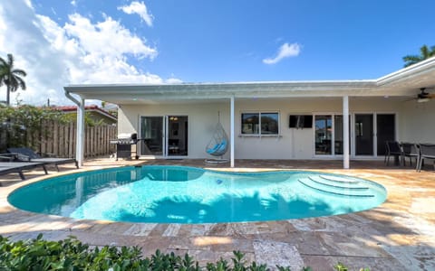 Dockside Daydreams - Canalfront and Pool Oasis House in Oakland Park