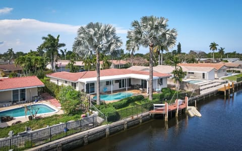 Dockside Daydreams - Canalfront and Pool Oasis House in Oakland Park