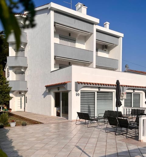 Property building, Patio, Balcony/Terrace, Balcony/Terrace, Dining area