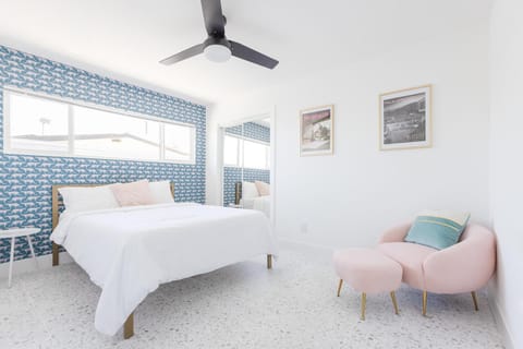 Bed, Photo of the whole room, Bedroom, fireplace