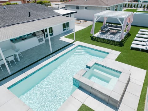 Property building, Patio, Day, Hot Tub, Balcony/Terrace, Pool view, Swimming pool, Swimming pool, sunbed