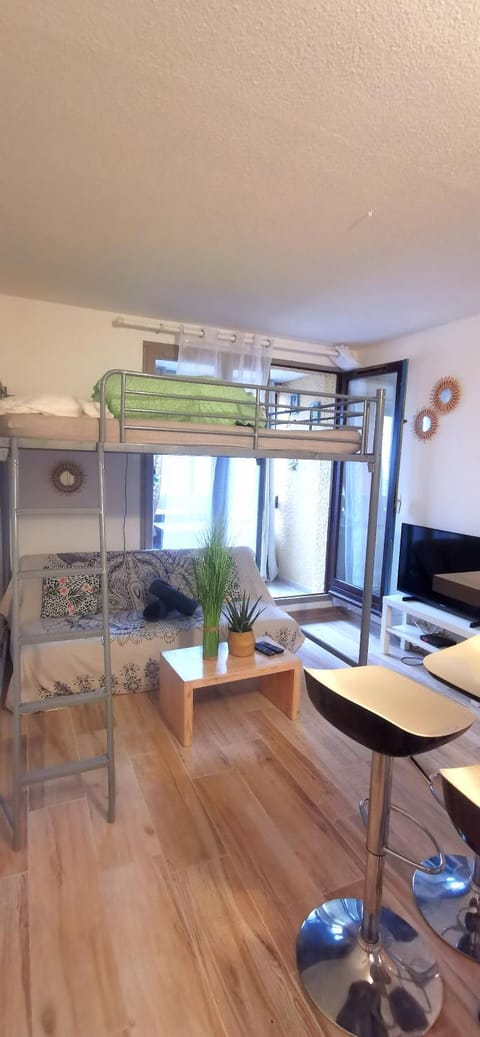 TV and multimedia, Living room, Photo of the whole room, bunk bed