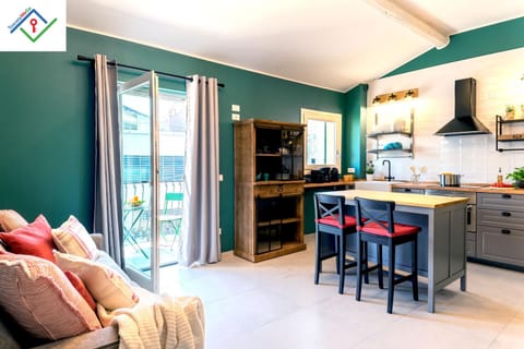 Kitchen or kitchenette, Living room