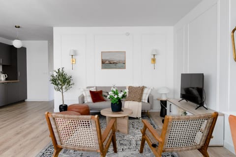 TV and multimedia, Coffee/tea facilities, Living room, Seating area, locker, kitchen