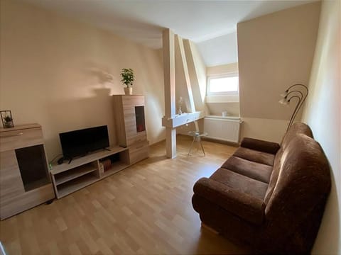 Bed, TV and multimedia, Bedroom
