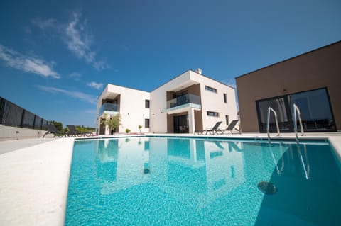 Property building, Day, Swimming pool, sunbed
