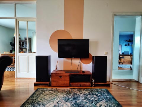 TV and multimedia, Living room, Seating area, Evening entertainment