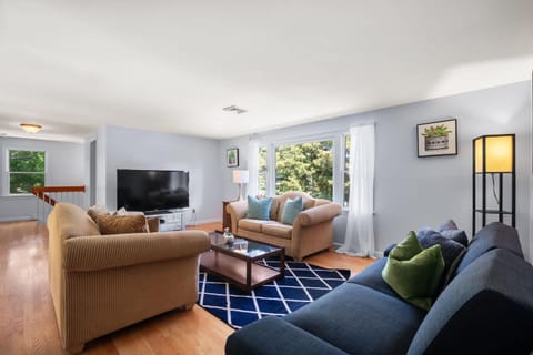 Mins to Nauset Beach & Walkable to Town House in East Orleans