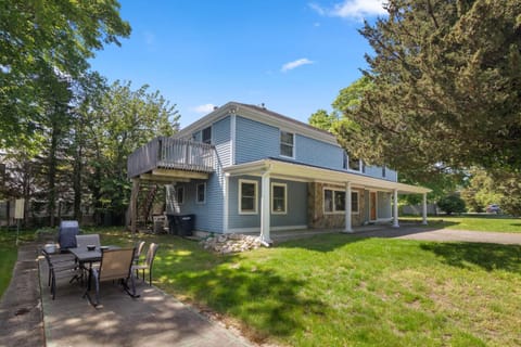 Mins to Nauset Beach & Walkable to Town House in East Orleans