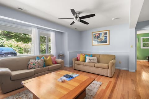 Mins to Nauset Beach & Walkable to Town House in East Orleans