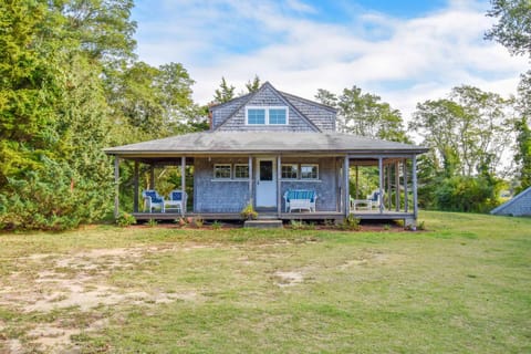 Private beach access Wrap around porch House in Orleans