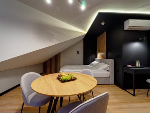 Bed, Food and drinks, Food, Breakfast