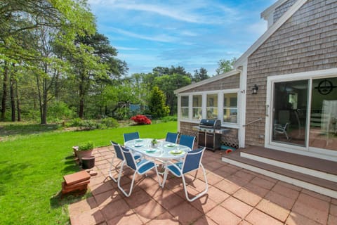 Sunroom Mins to Beaches Views of Marsh House in North Eastham