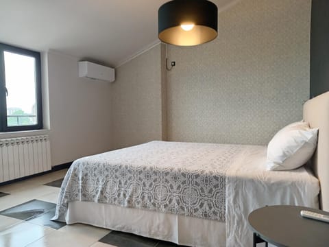 Bed, Photo of the whole room, Bedroom, air conditioner