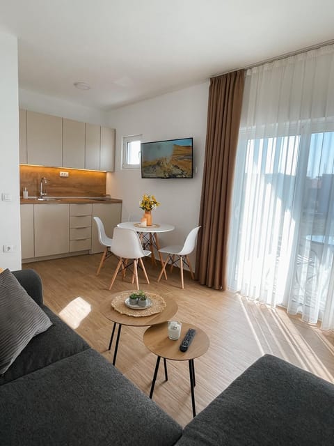 Kitchen or kitchenette, Living room, Seating area, Dining area