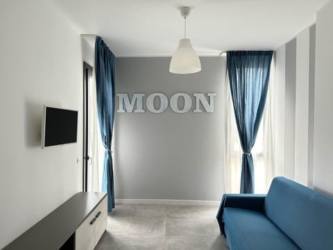 Day, TV and multimedia, Living room, Seating area, Dining area