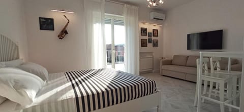 Bed, TV and multimedia, Photo of the whole room, Seating area, Bedroom, hair dresser