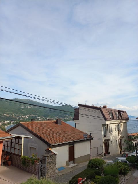 Property building, Day, Neighbourhood, Natural landscape, Mountain view, Street view