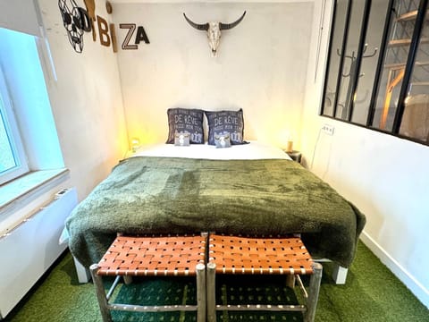 Bed, Night, Photo of the whole room, Bedroom