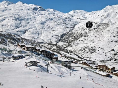 Chalet familial 12 pers avec jacuzzi et ski-in/ski-out - FR-1-613B-40 Apartment in Les Allues